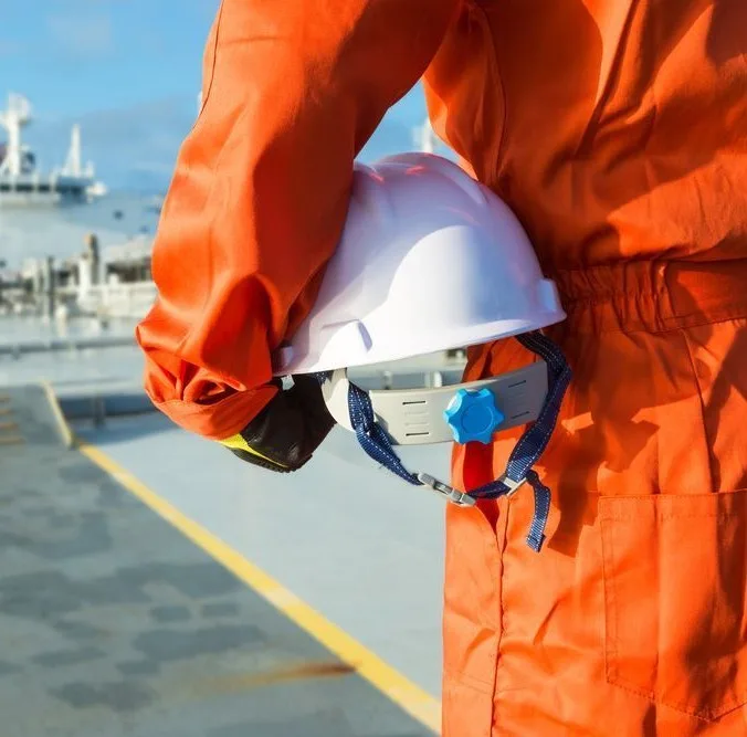 Profissional trabalhando em construção naval